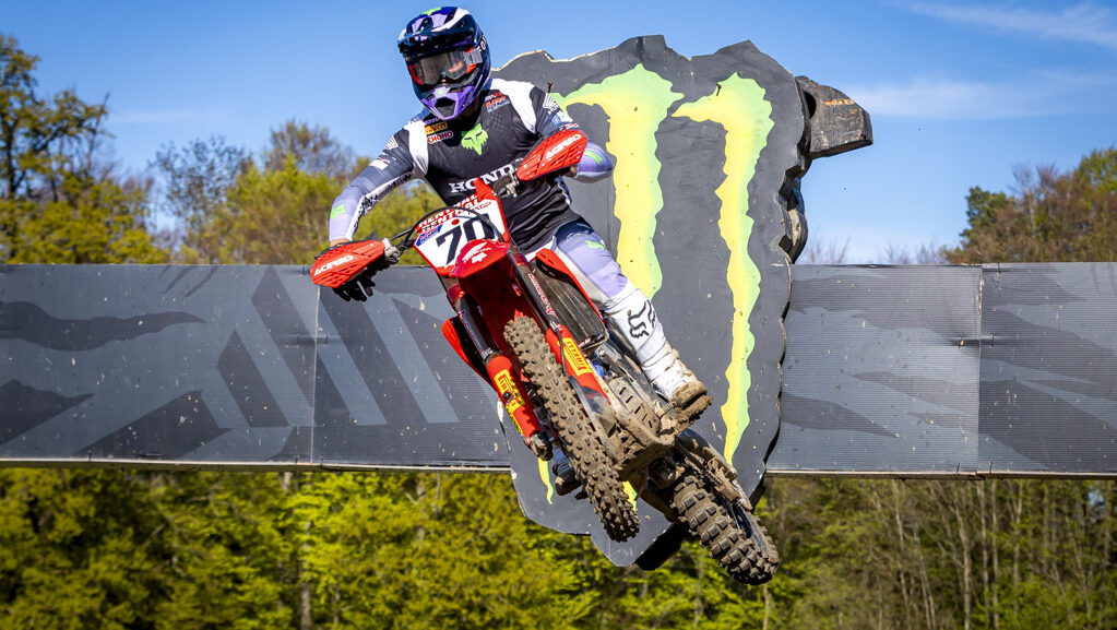 Easter Eggs-Ellence For Victorious Fernandez And De Wolf