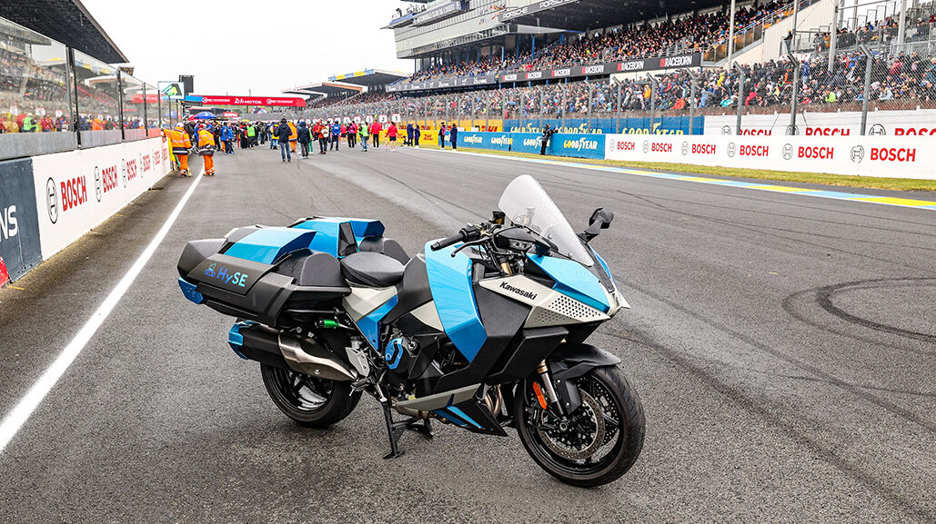 Le Mans demonstration of Kawasaki HySE hydrogen motorcycle