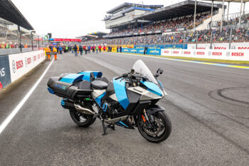 Le Mans demonstration of Kawasaki HySE hydrogen motorcycle
