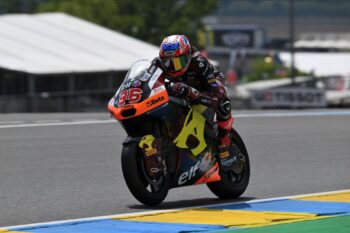 Dixon goes victory hunting on home turf