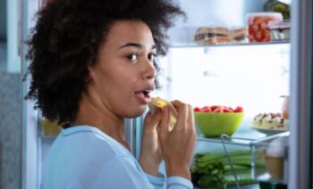 5 ways eating at the wrong time can devastate our physical health