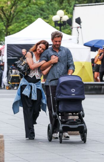 Katie Holmes Has a Zero-Dollar Styling Trick That’s Perfect for Fall