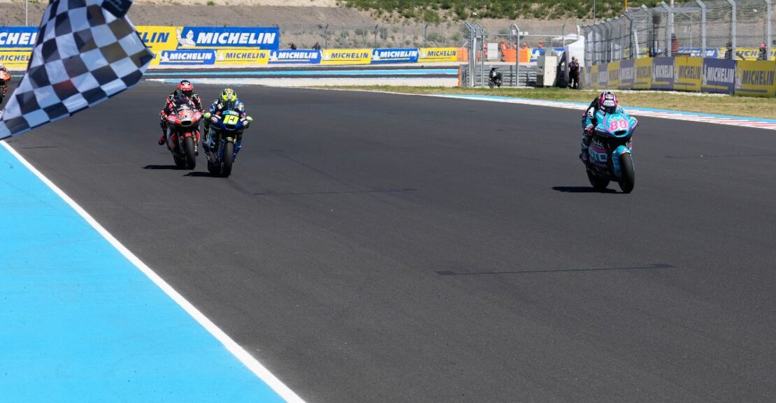 Alonso battles Moreira and Gonzalez to secure first Moto2 win for Colombia