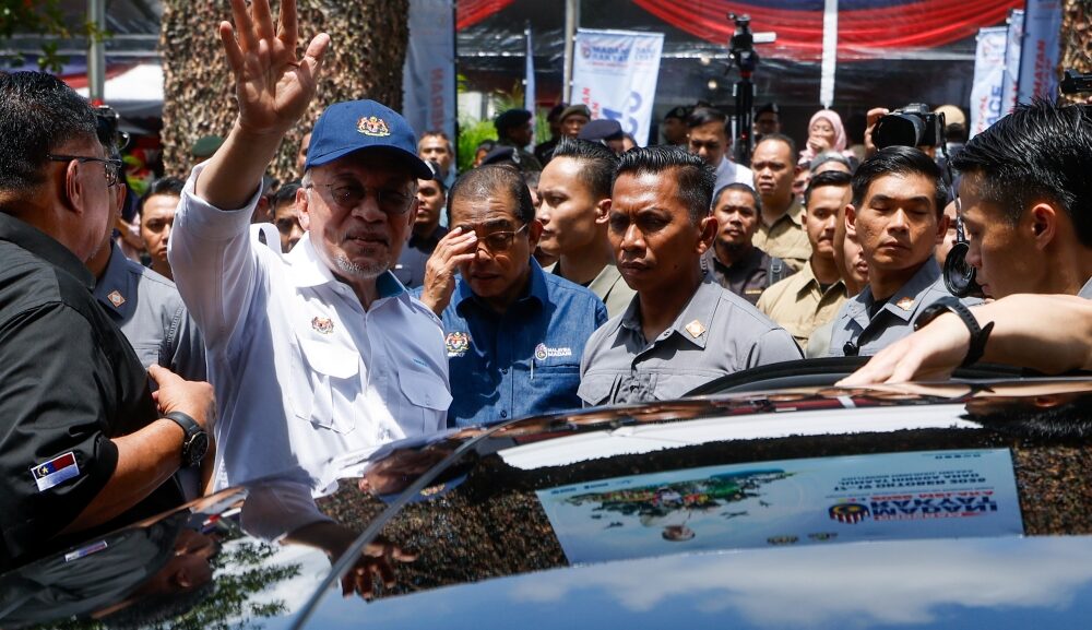 PM Anwar unveils AI-powered robotic dog, hails record turnout at Melaka Madani Rakyat event