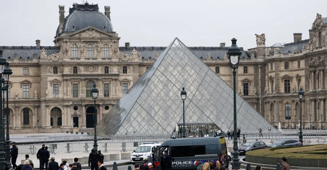 Thieves steal “inestimable” jewels from Louvre in Paris and flee on motorbikes