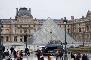 Thieves steal “inestimable” jewels from Louvre in Paris and flee on motorbikes