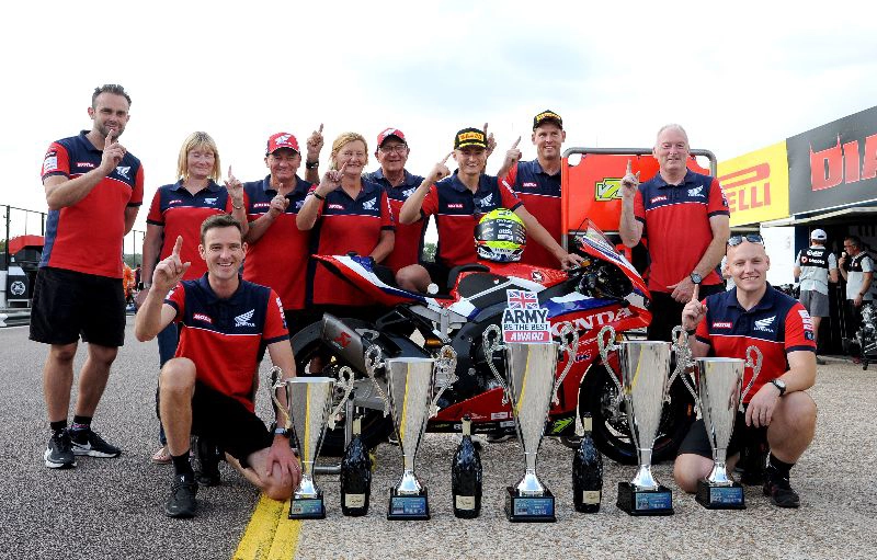 British Superbikes: Vickers celebrates determined double for Honda Racing UK in Thruxton thriller
